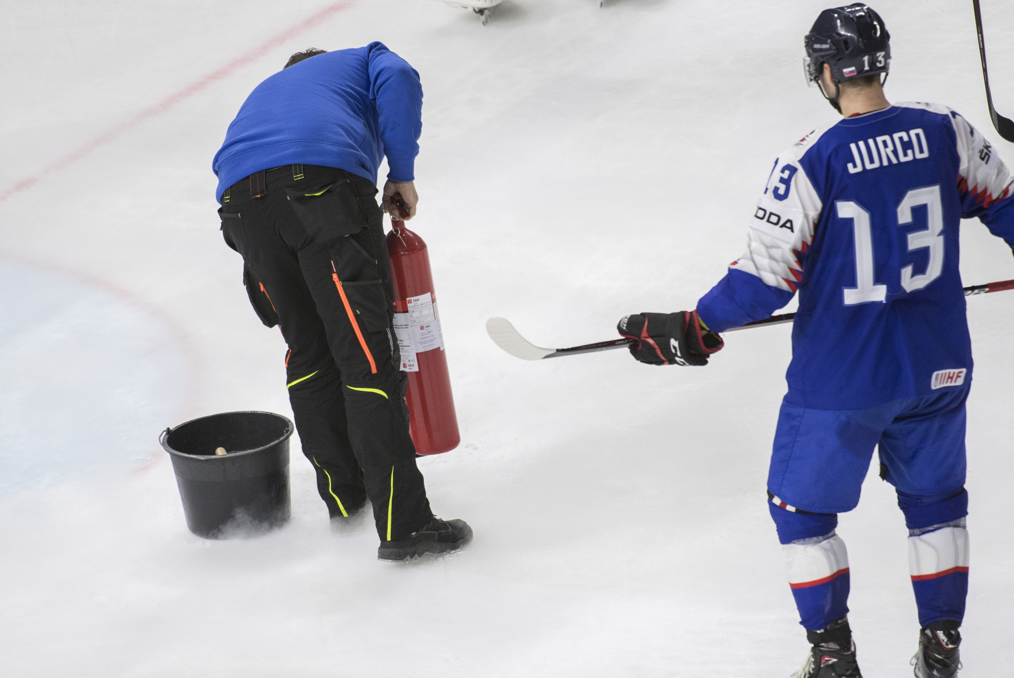 Problémy s ľadom na hokejových MS