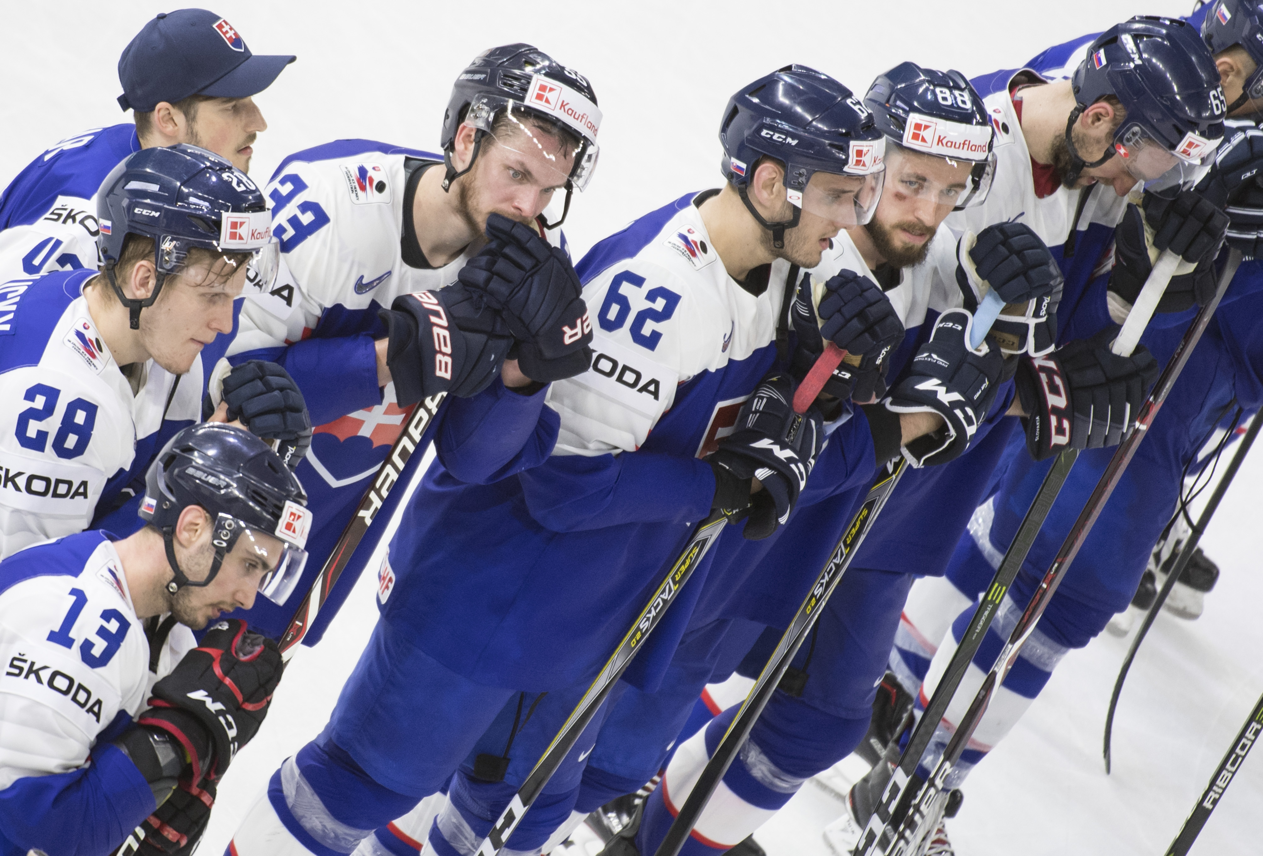 Slovenskí hokejisti po prehre so Švajčiarskom