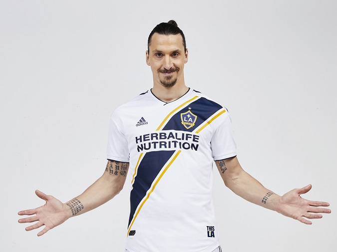Zlatan Ibrahimovič dostal červenú kartu za facku súperovi