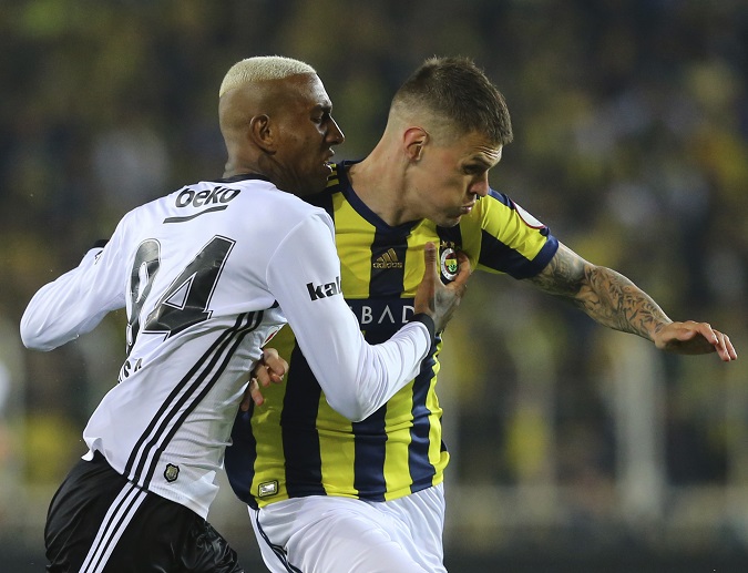 MartinŠkrtel v dueli proti Besiktasu