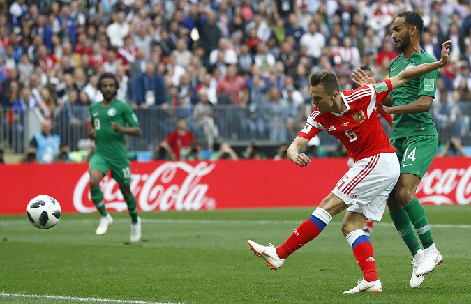 Otvárací zápas MS vo futbale ovládlo domáce Rusko