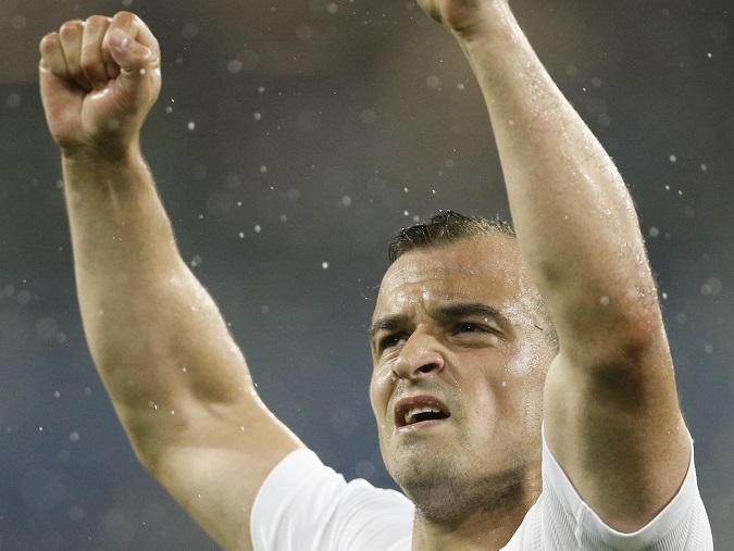 FIFA začala disciplinárne konanie voči dvojici švajčiarskych reprezentantov Granitovi Xhakovi a Xherdanovi Shaqirimu