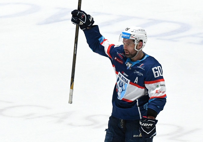 Americký hokejový obranca James Milam po troch sezónach skončil v HK Nitra