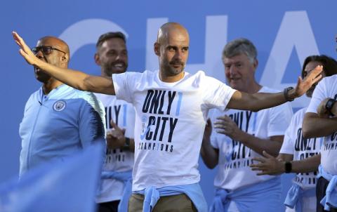 Pep Guardiola predĺžil zmluvu s Manchestrom City do roku 2021