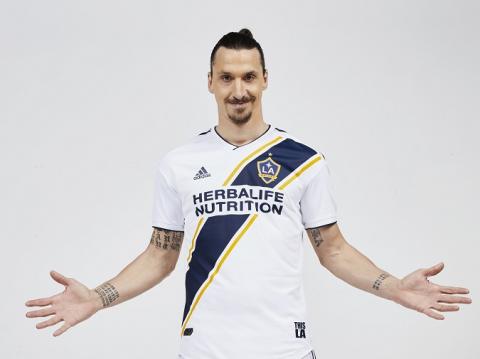 Zlatan Ibrahimovič dostal červenú kartu za facku súperovi