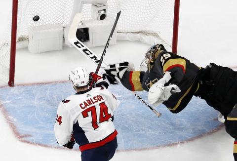 Washington Capitals si poistil služby amerického obrancu Johna Carlsona