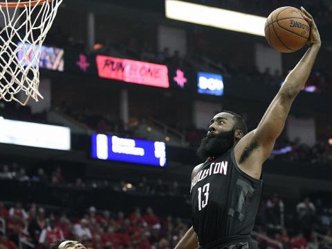Najužitočnejším hráčom sezóny NBA sa stal basketbalista Houstonu Rockets James Harden 