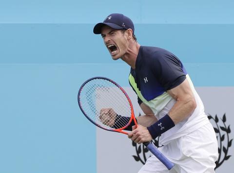Andy Murray sa po takmer ročnej prestávke vrátil na turnaji v londýnskom Queen's Clube