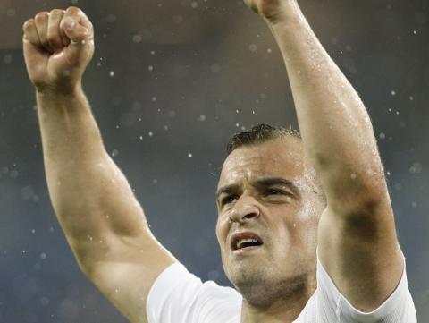 FIFA začala disciplinárne konanie voči dvojici švajčiarskych reprezentantov Granitovi Xhakovi a Xherdanovi Shaqirimu