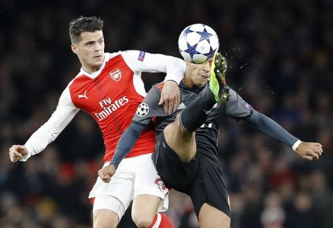 Granit Xhaka predĺžil zmluvu s Arsenalom do roku 2024