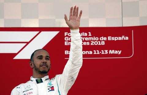 Lewis Hamilton predĺžil kontrakt so stajňou Mercedes o ďalšie dve sezóny