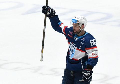 Americký hokejový obranca James Milam po troch sezónach skončil v HK Nitra